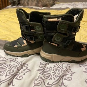 Camouflage boys, winter boots brand new without tags.